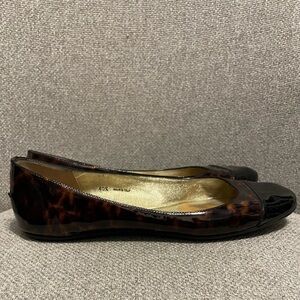 JIMMY CHOO- tortoise shell ballet flats, black patent leather cap toe, size 40.5